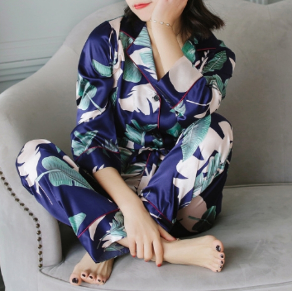 Leaf Pattern Silky Pajama Set - Picture 2 of 4